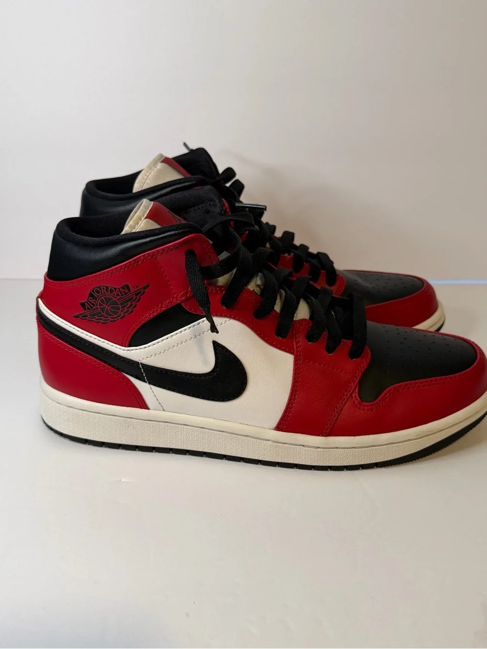Jordan 1 MID Chicago black toe Basketball Sneakers - Red Black Size 9